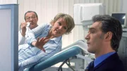 Eigentlich will Dr. Kirchhoff (Jackie Schwarz, li.) nur sein Ultraschall machen, aber Nikola (Mariele Millowitsch) und Dr. Schmidt (Walter Sittler) streiten sogar im Untersuchungszimmer angeregt weiter...