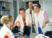 Didi (Dustin Semmelrogge, 2.v.l.) und Gisi (Franziska Traub, r.) würden ja gerne helfen, aber ihre Vorschläge bringen Rita (Gaby Köster) nicht wirklich weiter. Auch Schumann (Lutz Herkenrath) hat keine Lösung parat.
