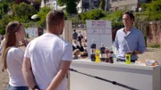 Moderator Jo Hiller bei einer Straßenumfrage.