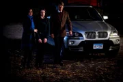 Dr. Alana Bloom (Caroline Dhavernas, l.) und Dr. Hannibal Lecter (Mads Mikkelsen, r.) begleiten Abigail (Kacey Rohl, M.) zu ihrem Elternhaus, was dabei helfen soll, sich von ihrem traumatischen Erlebnis zu befreien.