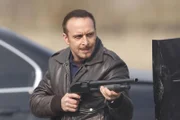 Als der Konvoi aus der Luft angegriffen wird, müssen Semir (Erdogan Atalay) und sein neuer Partner einen Weg finden, um den Kronzeugen Flensmann in Sicherheit zu bringen.