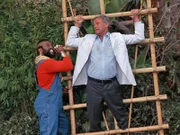 B.A. (Mr. T, li.) versucht Dr. Richter (Richard Anderson, re.) zu retten...