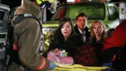 (v.l.): Ein Feuerwehrmann (Darsteller unbekannt), Jack (Shaun Johnston, liegend), Lou (Michelle Morgan), Scott (Nathaniel Arcand) und Amy (Amber Marshall)