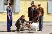 Gregor ist verblüfft, weil die Ziege Frau Gregor eine Vorliebe für ihn zu haben scheint. Von links: Florian (Tommy Schwimmer), Gregor (Holger M. Wilhelm), Ludwig Brunner (Martin Wenzl), Ziege Frau Gregor, Caro Ertl (Teresa Rizos) und Annalena Brunner (Heidrun Gärtner).
