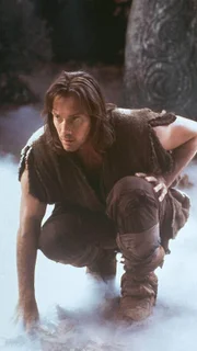 Auf der Suche nach einem geheimnisvollen Tempel, wo der Eingang zur Unterwelt zu finden sein soll, entdeckt Hercules (Kevin Sorbo) ein furchterregendes Schiff, dessen Besatzung aus Untoten besteht.