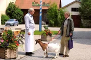 Xaver bereitet sich schweren Herzens auf die Übergabe von Frau Gregor an Gregor vor. Von links: Joseph Brunner (Wilhelm Manske), Ziege Frau Gregor und Xaver (Michael Schreiner).