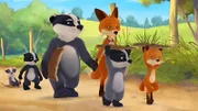 Die ganze Familie geht zum Sommerrodeln auf der großen Wiese.