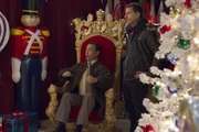 "Brooklyn Nine-Nine", "Yippie Hurra, Schweinebratze." Jake hat vergessen, für Charles ein Weihnachtsgeschenk zu besorgen. Gemeinsam mit ihm und Gina geht er auf Einkaufstour. Im Geschäft erwartet die drei eine brandgefährliche Situation. Das Geschäft ist überfallen worden. Die Gangster haben Angestellte und Kunden als Geiseln genommen, um an das Geld im Tresor zu kommen. Jake ist aus dem Häuschen, denn alles verläuft so, wie in seinem Lieblingsfilm 'Stirb langsam'. Und so träumt er bereits davon, bald wie John McClane als Held gefeiert zu werden. Im Bild (v.li.): Joe Lo Truglio (Charles Boyle), Andy Samberg (Jake Peralta).