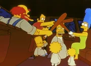 Willie (li.), Lovejoy (2.v.li.) und Marge schlagen auf Homer ein, um ihn bewusstlos zu machen.