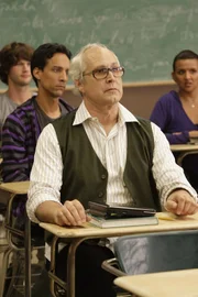 Während Abed (Danny Pudi, 2.v.l.) von Troy lernt, wie man Leute auf den Arm nimmt, darf Pierce (Chevy Chase, vorne) dank Annie den neuen College-Song komponieren ...