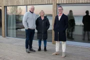 L-R: Fredrik und Sofie mit Architekturkritiker Mark Isitt