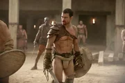 Um seine Frau aus der Sklaverei freikaufen zu können, tritt Spartacus (Andy Whitfield) gegen den stärksten Kämpfer, den die Arena je gesehen hat, an ... Um seine Frau aus der Sklaverei freikaufen zu können, tritt Spartacus (Andy Whitfield) gegen den stärksten Kämpfer, den die Arena je gesehen hat, an ...