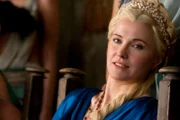 Ist voller Sorge, dass Crixus den Kampf gegen den "Schatten des Todes", den Titanen der Arena, nicht überleben könnte: Lucretia (Lucy Lawless) ...