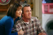 Um ihren Kindern die Wahrheit darüber zu entlocken, wer die Fensterscheibe im Wohnzimmer beschädigt hat, erfinden Frankie (Patricia Heaton, l.) und Mike (Neil Flynn, r.) das "Rad des Schmerzes" und drohen unter anderem damit, Sues 16. Geburtstag ausfallen zu lassen ...