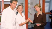 Überraschung für Schmidt (Walter Sittler) und Nikola (Mariele Millowitsch): Der neue Verwaltungsdirektor ist kein Mann, sondern eine Frau (Petra Zieser)!