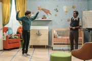 Während Penny und Leonard versuchen ihre Beziehungsproblemchen zu lösen, haben Raj (Kunal Nayyar, r.) und Howard (Simon Helberg, l.) echte Probleme: Der Fußboden quietscht ...