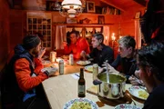 Das Expeditionsteam Erste Steilwände Folge 2 Das SAC-Expeditionsteams der Männer beim Abendessen  Copyright: SRF/Halsundbeinbruch Film