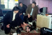 Gerichtsmediziner Graf (Gerhard Zemann, r.) sucht mit Kommissar Moser (Tobias Moretti, l.) und Peter Höllerer (Wolf Bachofner, M.) nach der Todesursache des Bandenführers.
