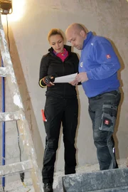 Eva Brenner im Gespräch mit einem Handwerker.