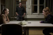 Gelingt es der eiskalt agierenden Lydia (Josefine Preuß, r.), auch Sarah (Inez Bjørg David, l.) und Peter (André Szymanski, 2.M.) von ihrer Unschuld zu überzeugen?