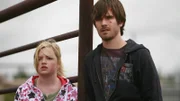 Mallory (Jessica Amlee) und Ty (Graham Wardle) beobachten Amy und Caleb bei der Arbeit mit dem Mustang.