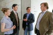 Christian Lind und Tobias Hartl befragen das Ehepaar Herrmann und Eleonore Trautwein nach dem Mord im Museum (v.li.: Ditte Schupp, Otto Strecker, Tom Mikulla, Michael A. Grimm).