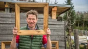 Eine Erdbeerpyramide kann man aus ein paar Brettern schnell selbst bauen - Peter Rasch mit Holzrahmen.