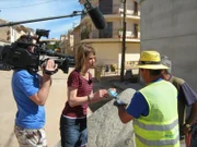 Sandra Eckardt (M.) befragt zwei Bauarbeiter auf Mallorca, um herauszufinden, wo sich Elkes Geschwister aufhalten könnten.