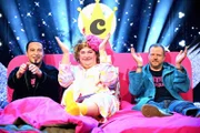 Cindy aus Marzahn ist endlich wieder zurück! Gefeiert wird im großen Hollywood-Stil. Zu ihrer Wiederauferstehung begrüßt sie u.a. Mario Barth (r.) und Bülent Ceylan.