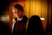 Dr. Hannibal Lecter (Mads Mikkelsen, l.) macht Abigail (Kacey Rohl, r.) ein Angebot, das sie nicht ablehnen kann ...
