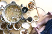 In Tokio, Japan, bereitet Hatachijo eine Art Fondue mit Hähnchen zu.