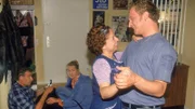 Das neue Paar Gisi (Franziska Traub, 2.v.r.) und Matze (Matthias Komm, r.) tanzt durch die Wohnung. Ein Anblick, an den sich Rita (Gaby Köster) und Horst (Frank Vockroth) noch gewöhnen müssen.