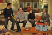Als Barney (Neil Patrick Harris, r.), Lily (Alyson Hannigan, 2.v.r.), Robin, Marshall (Jason Segel, r.) und Ted (Josh Radnor, l.) gemeinsam bei Stella in New Jersey zu Besuch sind, versucht Ted seinen Freunden klar zu machen, dass auch New Jersey ein schöner Ort zum Leben sein kann ...