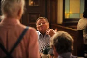 Alois (Erich Hallhuber sen.) möchte wie viele andere einen festen Platz für seinen Bierkrug im Brunnerwirt.