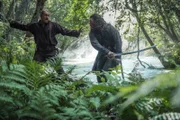 Silver (Luke Arnold, r.), Hands und einige Piraten verfolgen Flint (Toby Stephens, l.) und Dooley, die den Schatz nach Skeleton Island gebracht haben.
