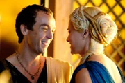 Lucretia (Lucy Lawless, r.), Ehefrau von Batiatus (John Hannah, l.), steht Spartacus nach wie vor kritisch gegenüber, da sie ihn für schwer kontrollierbar hält und fürchtet, er könne zu einer Gefahr für die Gladiatorenschule werden ...