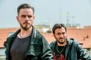 Enzo (Arturo Muselli, li.) und sein Gangbruder Ronni (Roberto Oliveri, re.).