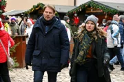 Kommissar Robert Winkler (Kai Scheve) und seine Kollegin Karina Szabo (Lara Mandoki) besuchen den Stand von Markert.