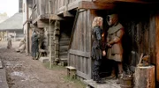 Cappa (Vera Vitali, li.) trifft sich mit ihrem Informanten Tjegge (Lancelot Ncube).