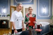 Greta (Laura Osswald, r.) freut sich, wieder im Fürstenhof zu arbeiten und bleibt auf Abstand zu Miro (Pablo Sprungala, l.).