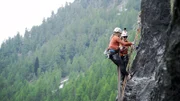 Das Expeditionsteam Folge 7 Coraline Weber und Pauline Laubscher, Mitglieder des SAC-Expeditionsteam der Frauen, beim Standeinrichten in einer senkrechter Wand  Copyright: SRF/Halsundbeinbruch Film