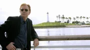 Ein merkwürdiger Mord stellt Lt. Horatio Caine (David Caruso) vor ein Rätsel: Mitten am Tag wird in Miami ein Mann durch ein japanisches Schwert in zwei Stücke zerteilt...