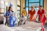 Jasmin (Leslie-Vanessa Lill, l.), Fiete (Adrian Gössel, 2.v.r.) und Louisa (Llewellyn Reichman, r.) werten den ersten Teil ihres Arbeitstages aus und lernen dabei Mo (Jaëla Carlina Probst mit Komparsin) aus dem 2. Lehrjahr kennen.