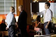 Ein Mann wurde durch ein japanisches Schwert in zwei Stücke erteilt. Horatio Caine (David Caruso, Mi.) und Jesse Cardoza (Eddie Cibrian, re.) befragen Takashi Yamada (Roger Yuan), der mit der "Sakiru", einer japanischen Mafia-Organisation, ins Visier der Ermittlungen gerät.