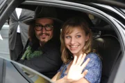 Caro genießt den besonderen Moment mit Jonny Depp. Von links: Double Jonny Depp (Michael Reich) und Caro Ertl (Teresa Rizos).