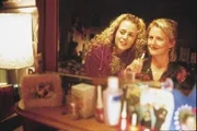 Jodi (Rachael Carpani, l.) und Meg (Sonia Todd)