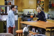 Penny (Kaley Cuoco, r.) wirft ihrem Mann Leonard (Johnny Galecki, l.) vor, dass ihre Beziehung seit der Hochzeit eingeschlafen ist. Werden die beiden das Feuer ihrer Liebe neu entfachen können oder ist es längst erloschen?