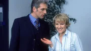 Nikola (Mariele Millowitsch) möchte wegen ihrer Schwangerschaft ein vertrauliches Gespräch mit ihrem Frauenarzt führen. Doch da steht schon das nächste Problem an: Der werdende Vater Dr. Schmidt (Walter Sittler) will mit zur Untersuchung...