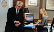 Franks Meeting mit Erins Studienkollegin Whitney dauert um einiges länger als erwartet. Sollen Abigail (Abigail Hawk, r.) und Garret (Gregory Jbara, l.) noch länger warten?