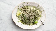 Schwarze Tahini-Nudeln
